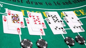 Suasana penonton menyaksikan pertandingan sepak bola Liga 1 Indonesia yang meriah
